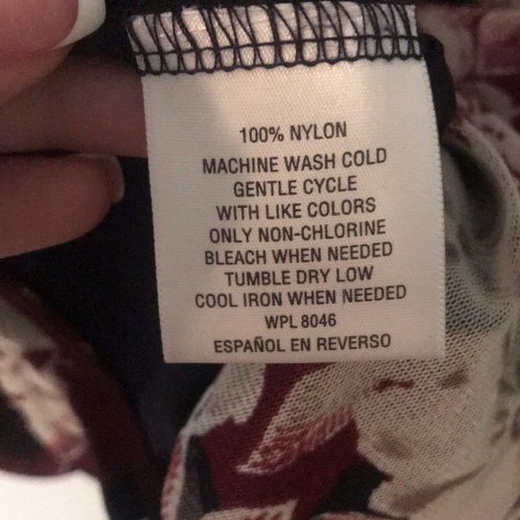 Sold @ consignment - Floral print top 🥀 - Picture 4 of 5